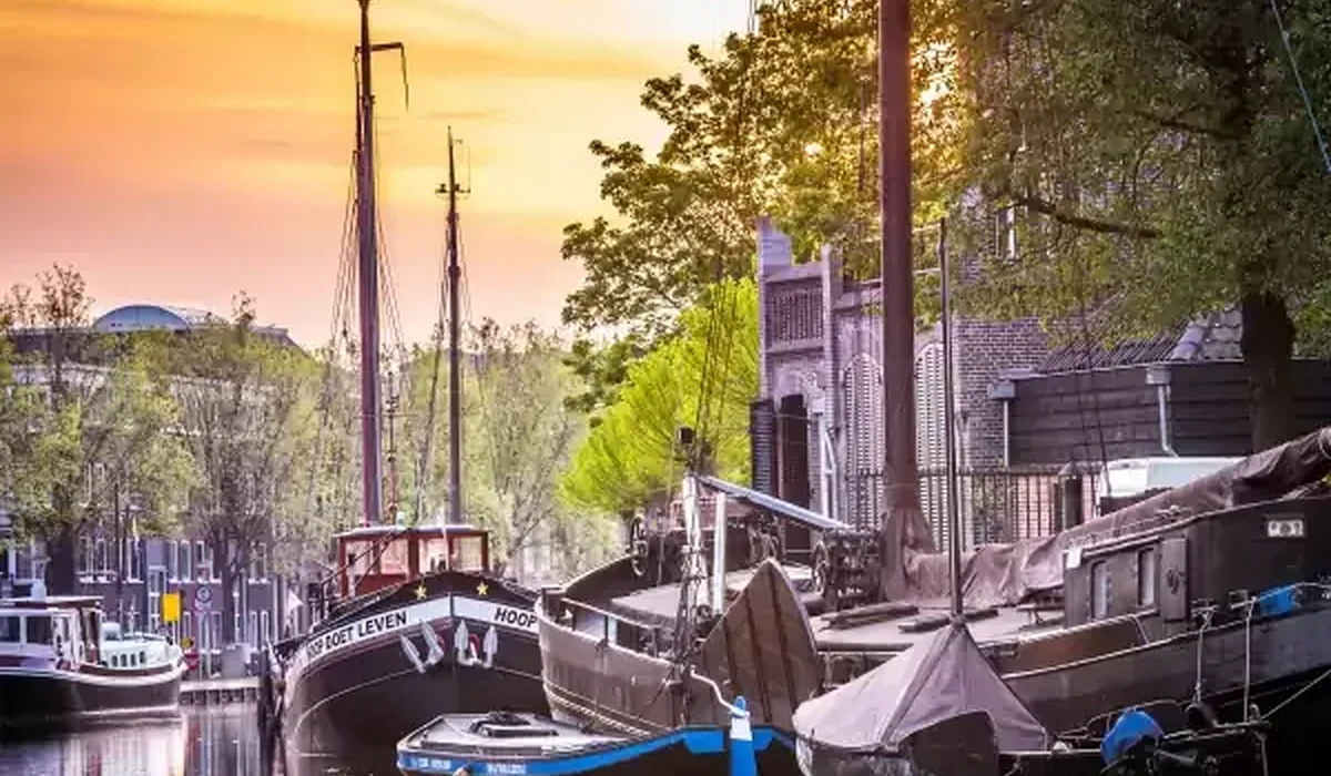 R0 47 600 450 198 Gouda Museum Harbor Golden Hour Boats 1688740901