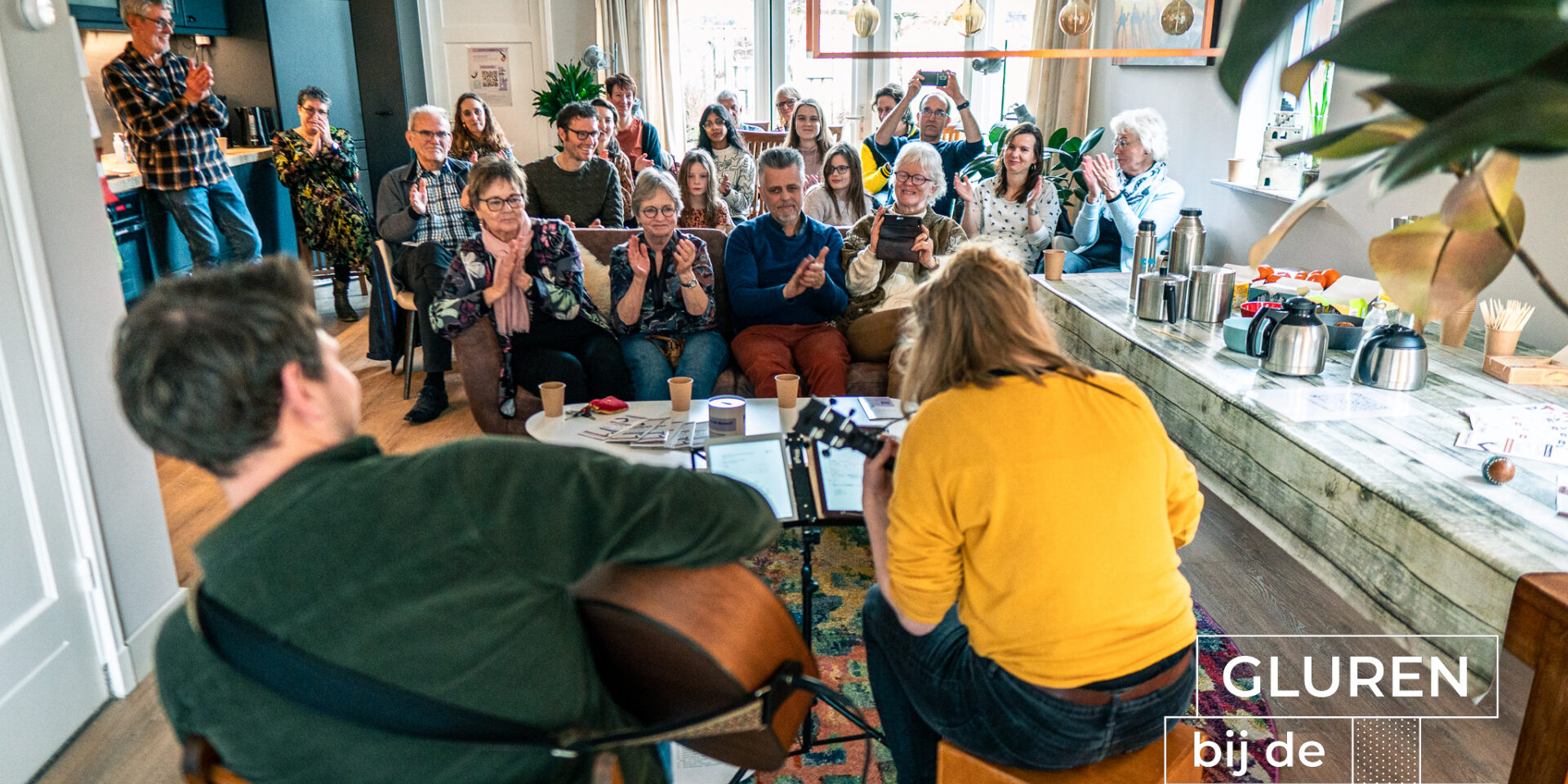 Recordeditie Gluren bij de Buren met meer dan 300 optredens in 100 huiskamers door heel Gouda - Uitgelicht