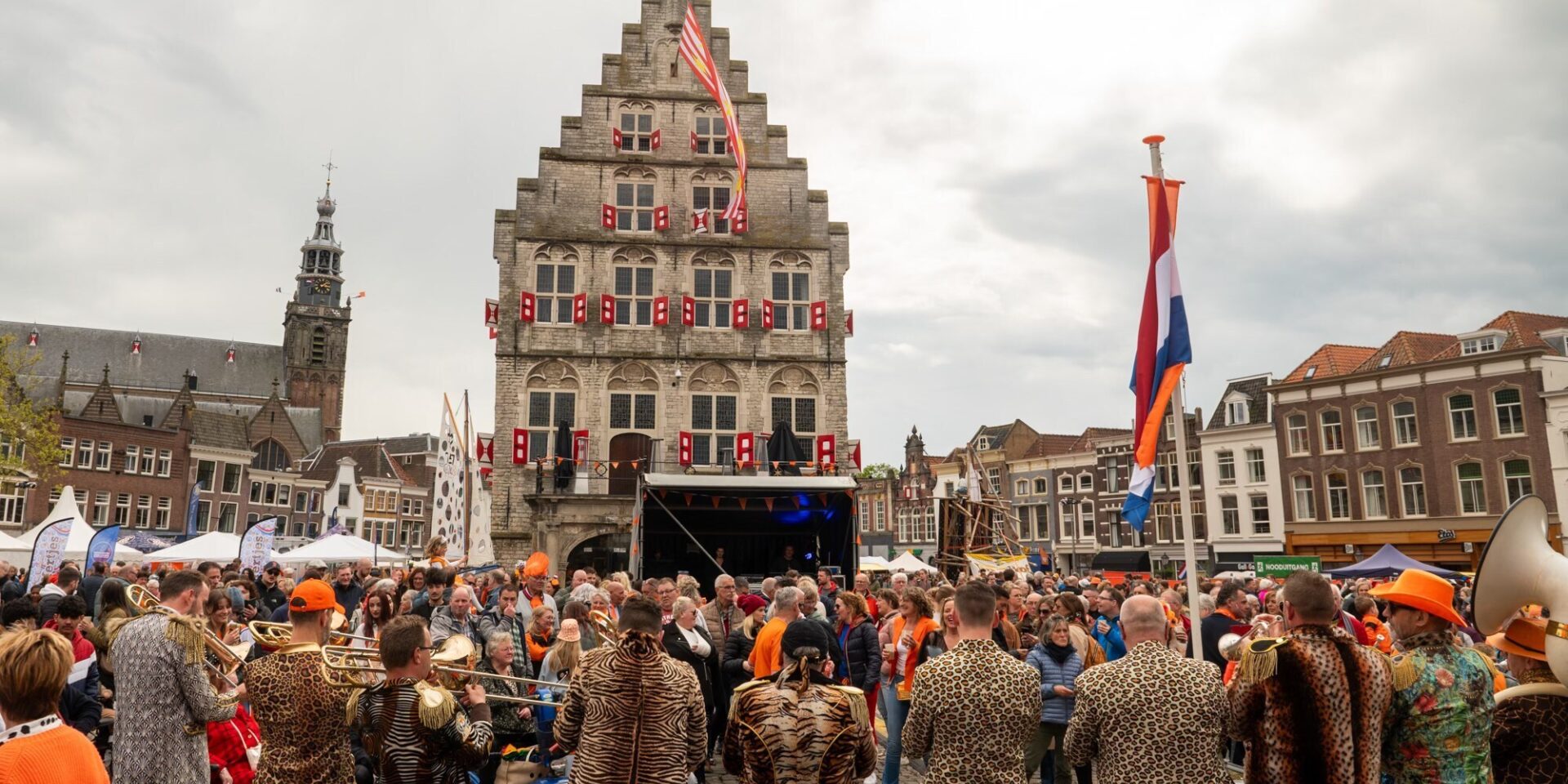 Eerste editie Gouds Jeugdkampioenschap Stoelendans tijdens Koningsdag op de Markt - Uitgelicht