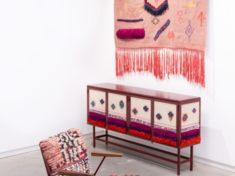 Mina Abouzahra Roze wandtapijt One and a half Women Dressoir Peacock Fatima Mernissi Stoel Foto van Els Zweerink