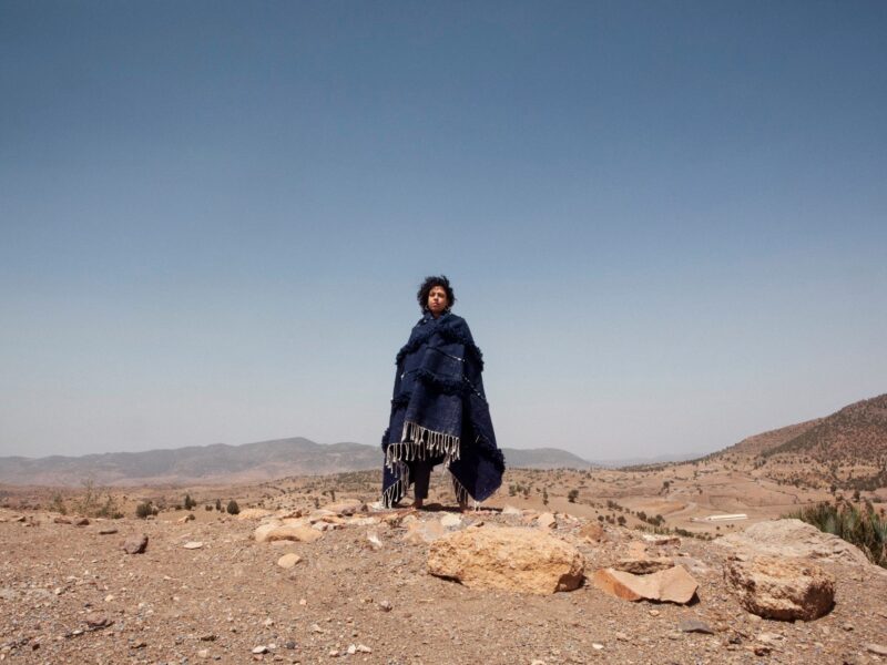 Mina Abouzahra mit einer Hochzeitsdecke auf einem Berggipfel – Foto: Marcel Rensen 1